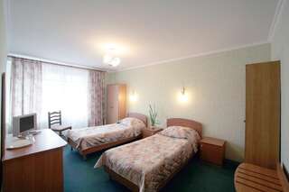 Гостиница Москвич Москва Двухместный номер с 2 отдельными кроватями и общей ванной комнатой (на 3–4 номера)-2
